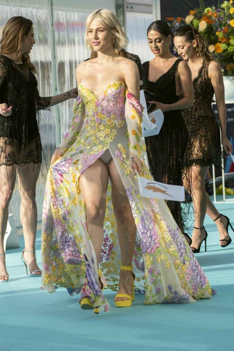 Elena Tsagrinou exhibe son décolleté et sa petite culotte au Concours de l’Eurovision 2021