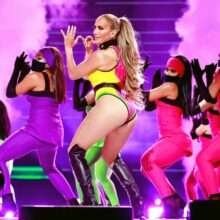 Jennifer Lopez sexy en concert à Inglewood