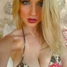 Jessica Davies fait des selfies seins nus