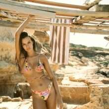 Josephine Skriver chaude et sexy en bikini