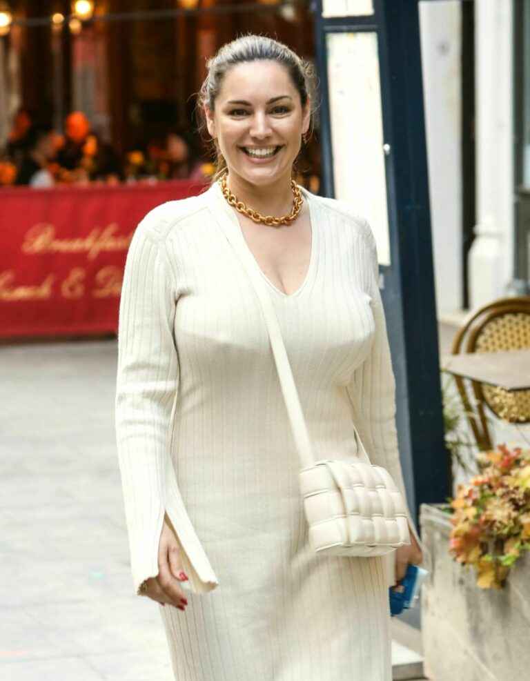 Kelly Brook a les seins qui pointent à Londres
