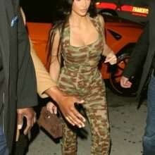 Kim Kardashian exhibe son décolleté à Hollywood