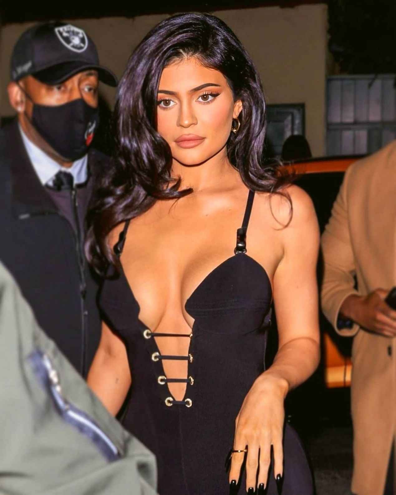 Kylie Jenner exhibe un décolleté massif !