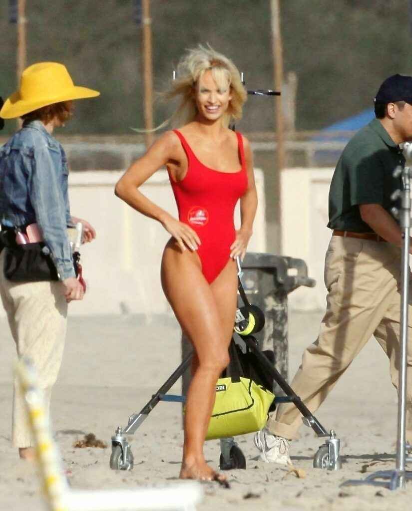 Lily James en maillot de bain à Malibu