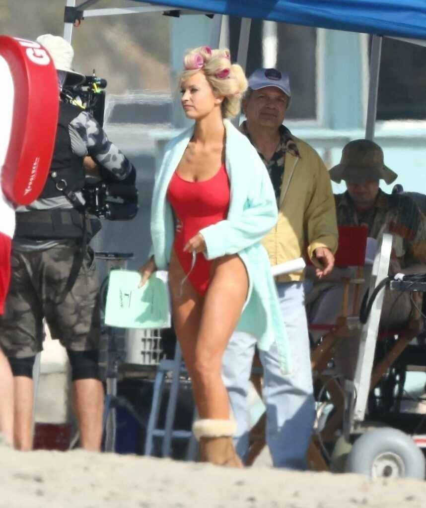 Lily James en maillot de bain à Malibu