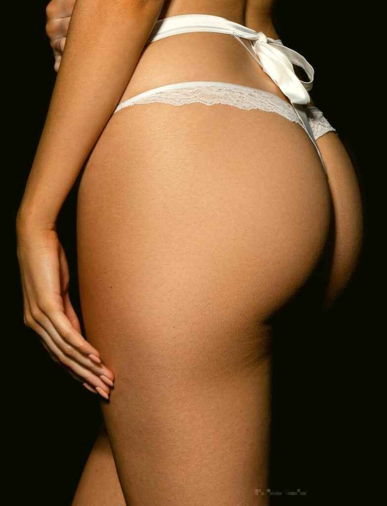 Sarah Stephens exhibe ses gros seins en lingerie sexy