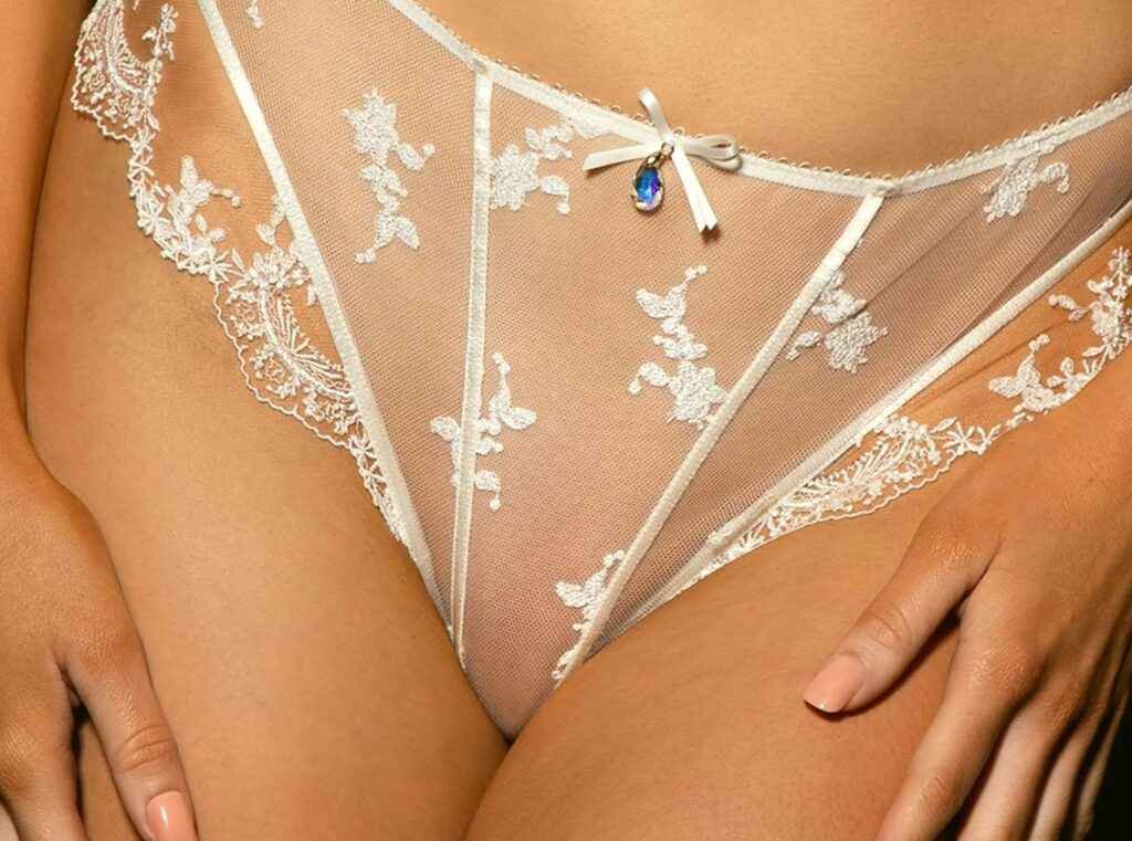 Sarah Stephens exhibe ses gros seins en lingerie sexy