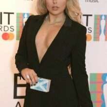 Tallia Storm ouvre le décolleté aux Brit Awards