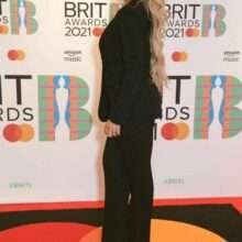 Tallia Storm ouvre le décolleté aux Brit Awards