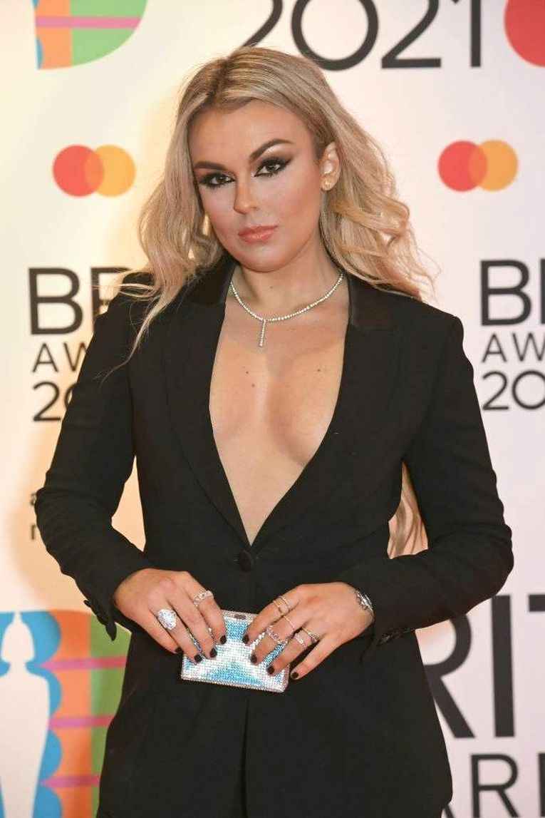 Tallia Storm ouvre le décolleté aux Brit Awards