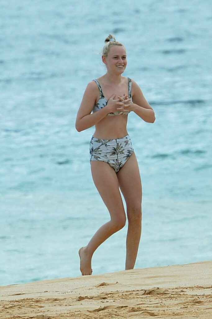 Witney Carson en bikini à Maui