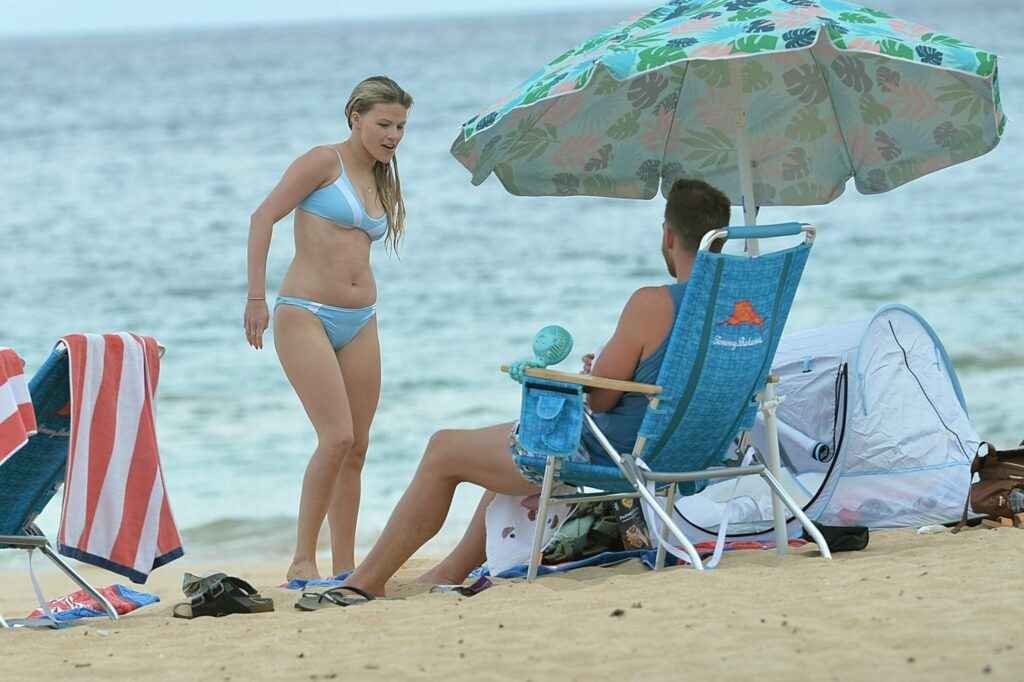 Witney Carson en bikini à Maui