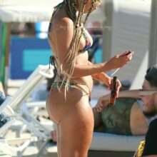 YesJulz dans un mini bikini à Miami