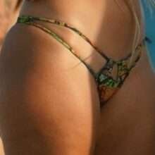 YesJulz dans un mini bikini à Miami