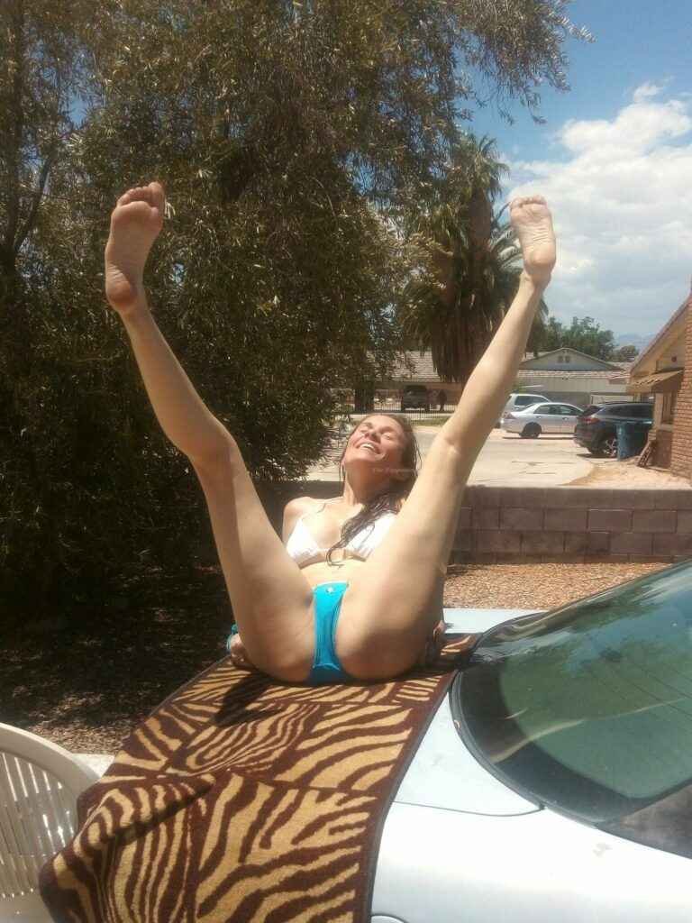 Alicia Arden toute chaude en bikini