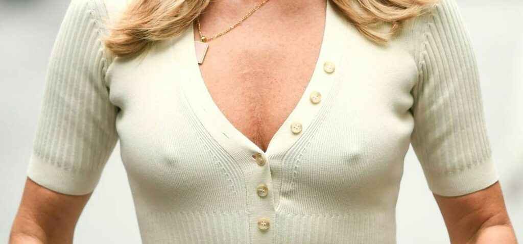 Amanda Holden a les seins qui pointent à Londres