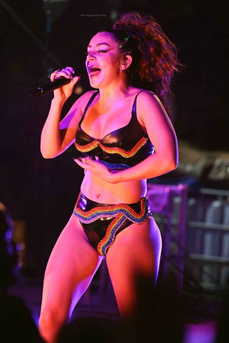 Charli XCX sexy en concert