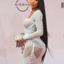 Summer Walker exhibe ses gros seins aux BET Awards
