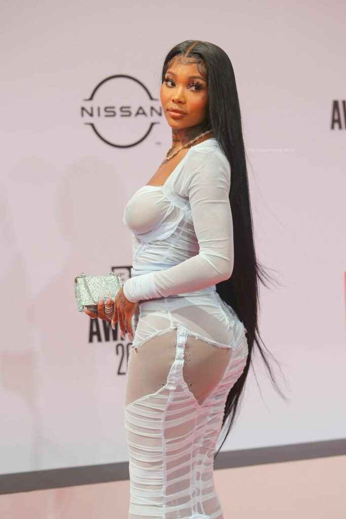 Summer Walker exhibe ses gros seins aux BET Awards