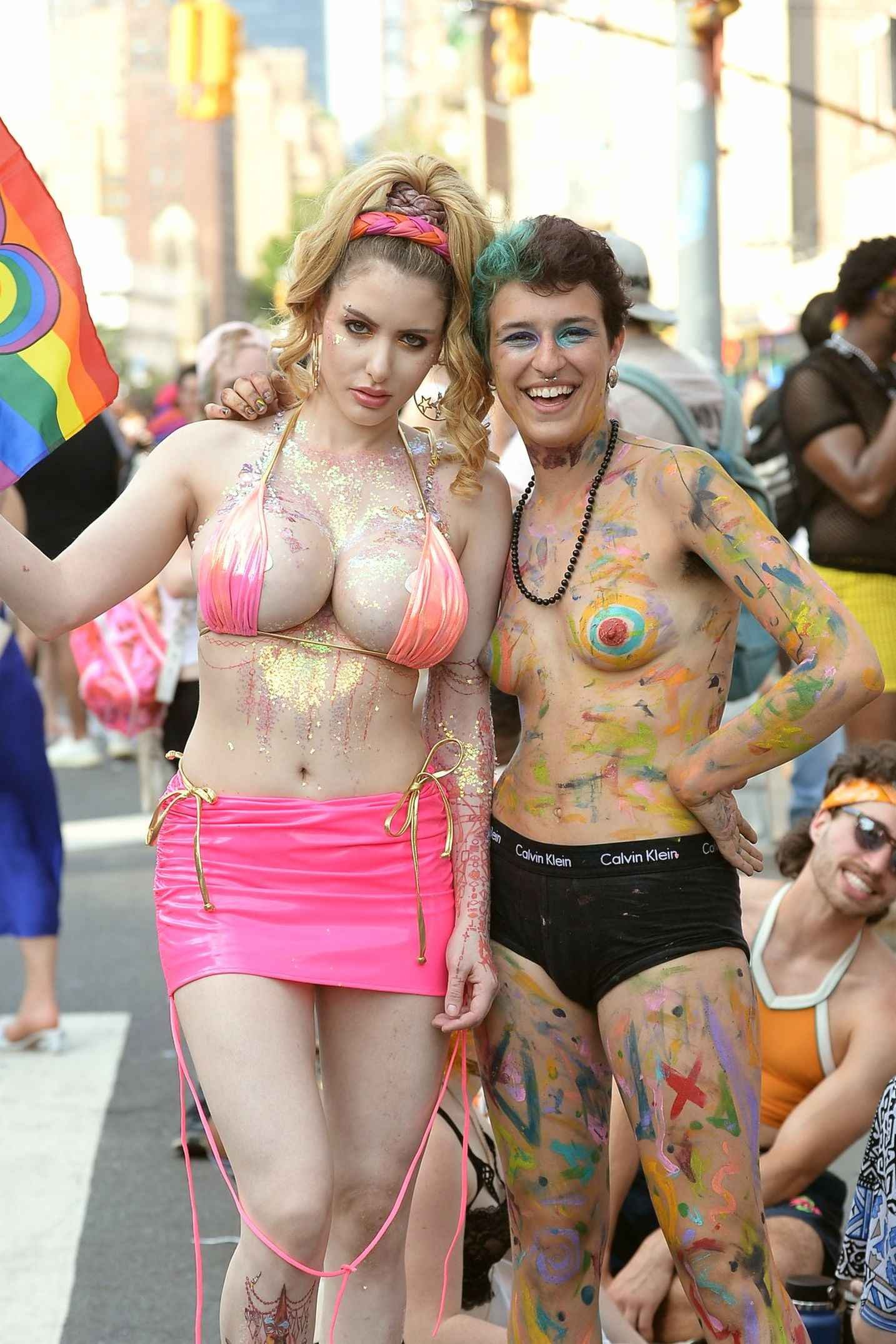 Gabi Grecko sexy à la Pride Parade de New-York