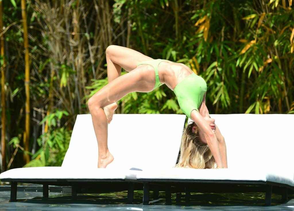 Joy Corrigan fait son yoga en bikini