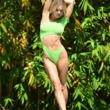 Joy Corrigan fait son yoga en bikini
