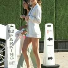 Kendall Jenner en mini-jupe et sans soutien-gorge à Malibu