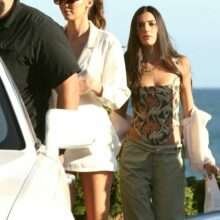Kendall Jenner en mini-jupe et sans soutien-gorge à Malibu