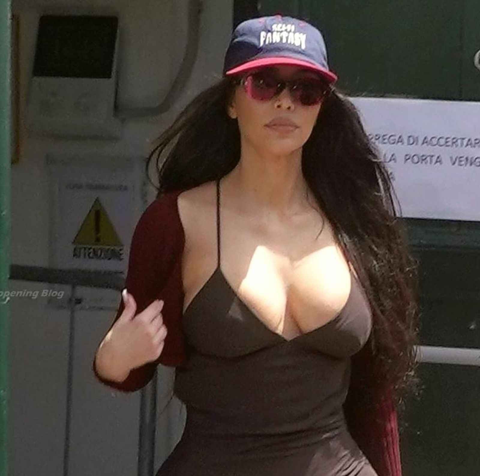 Kim Kardashian exhibe un décolleté sans soutien-gorge à Rome