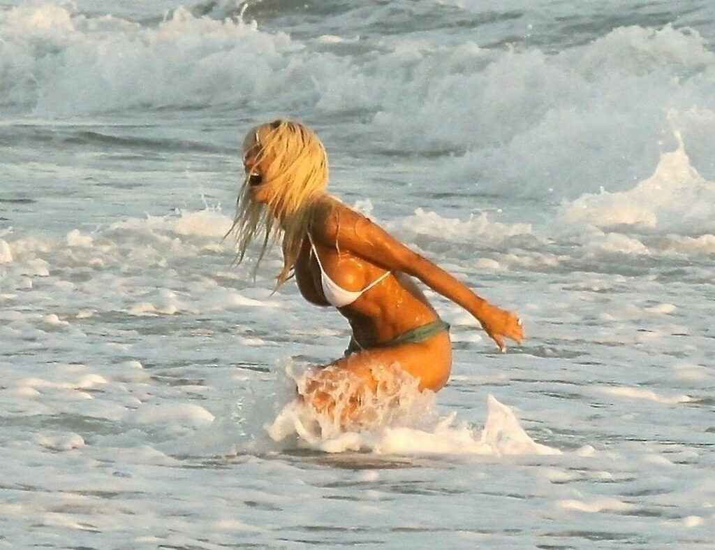 Lily James en bikini à Cancun