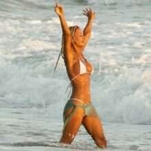 Lily James en bikini à Cancun