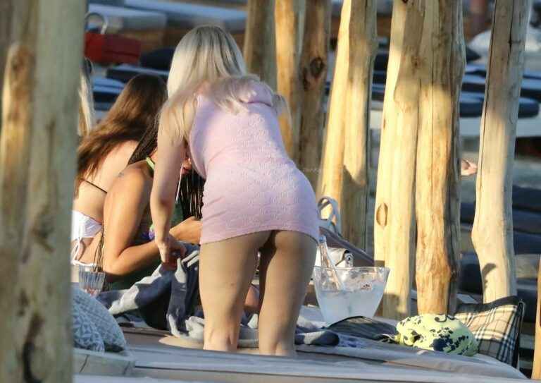Lottie Moss les fesses à l’air à Mykonos