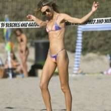 Ludi Delfino en bikini à la plage