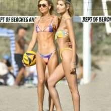 Ludi Delfino en bikini à la plage