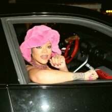 Rihanna exhibe ses seins à New-York