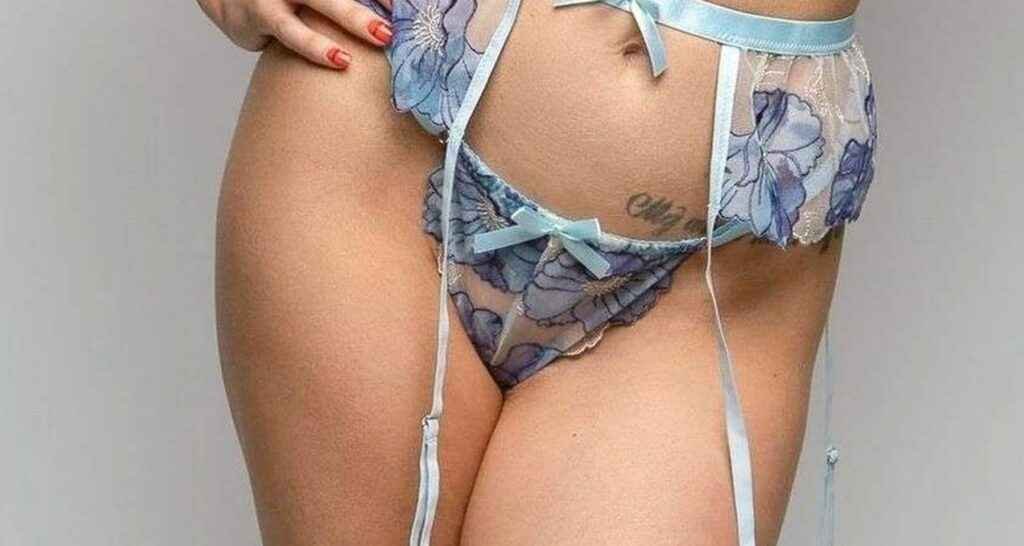 Sarah Jayne Dunn en lingerie sexy