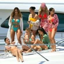 Shanina Shaik en bikini sur un yacht en baie de Los Angeles