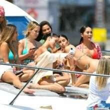 Shanina Shaik en bikini sur un yacht en baie de Los Angeles