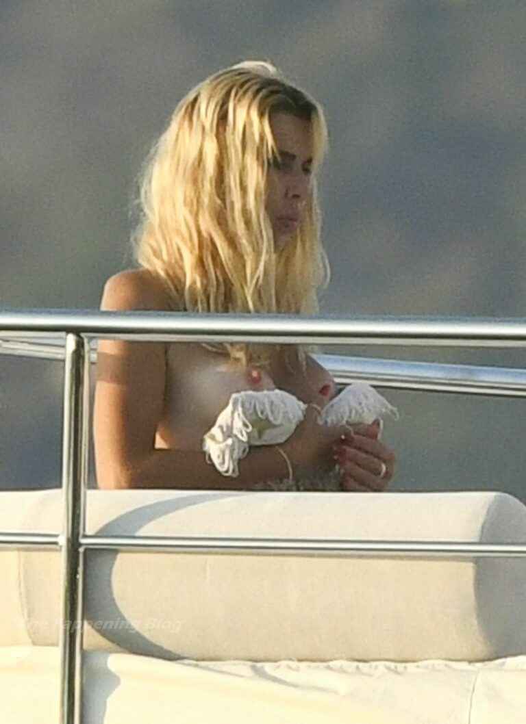 Valeria Marini seins nus et les fesses à l’air