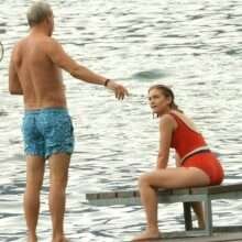 Alicia Agneson surprise seins nus au Lac de Côme