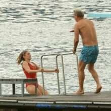 Alicia Agneson surprise seins nus au Lac de Côme