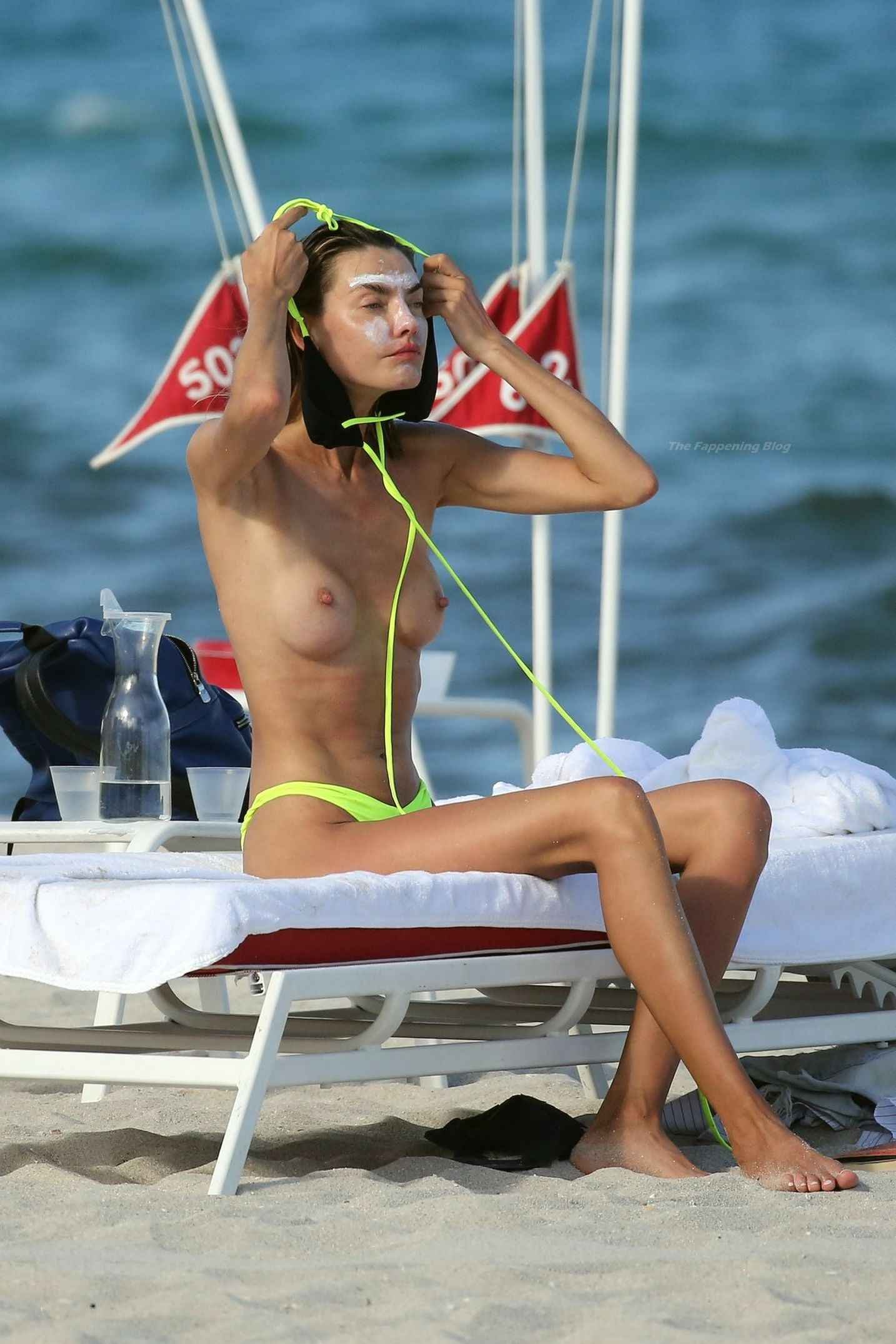 Alina Baikova seins nus à Miami