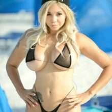 Bella Bunnie Amor exhibe ses seins dans un bikini transparent