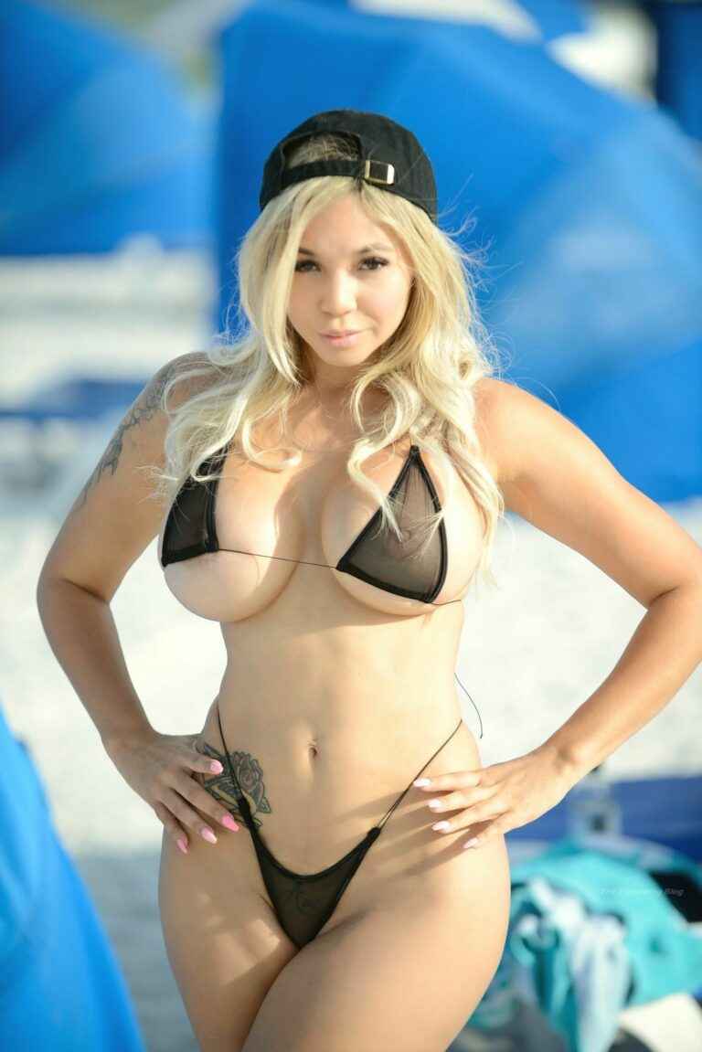 Bella Bunnie Amor exhibe ses seins dans un bikini transparent