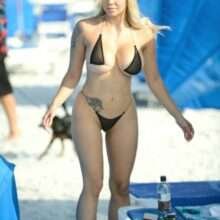 Bella Bunnie Amor exhibe ses seins dans un bikini transparent