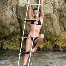 Bella Hadid en bikini à Antibes