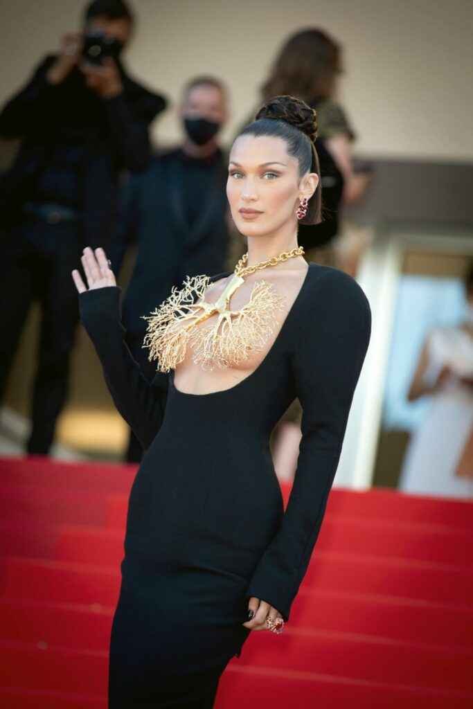 Bella Hadid exhibe ses seins au Festival de Cannes