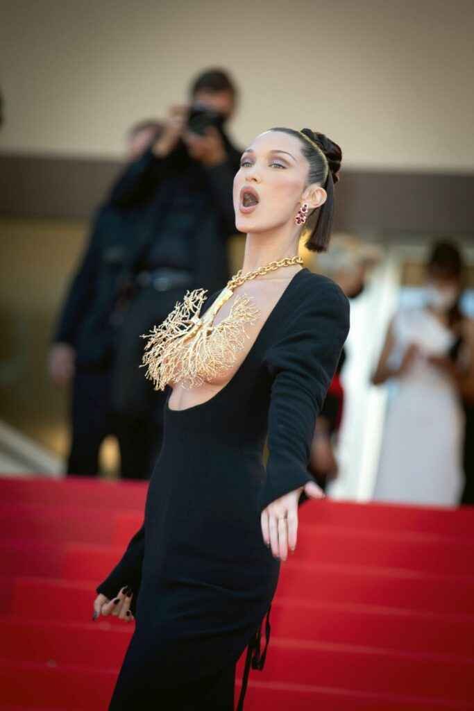 Bella Hadid exhibe ses seins au Festival de Cannes