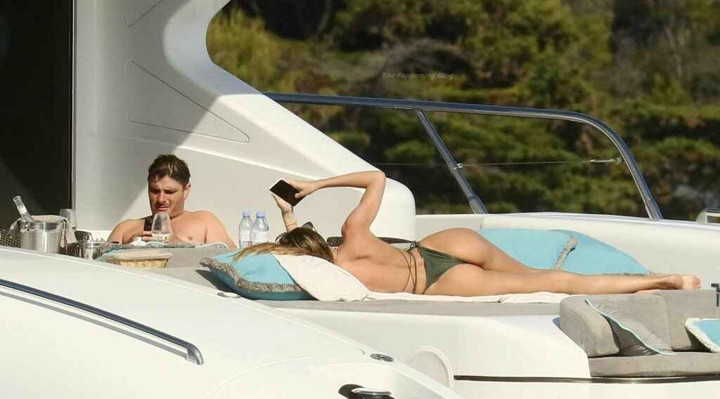 Candice Swanepoel en bikini en France