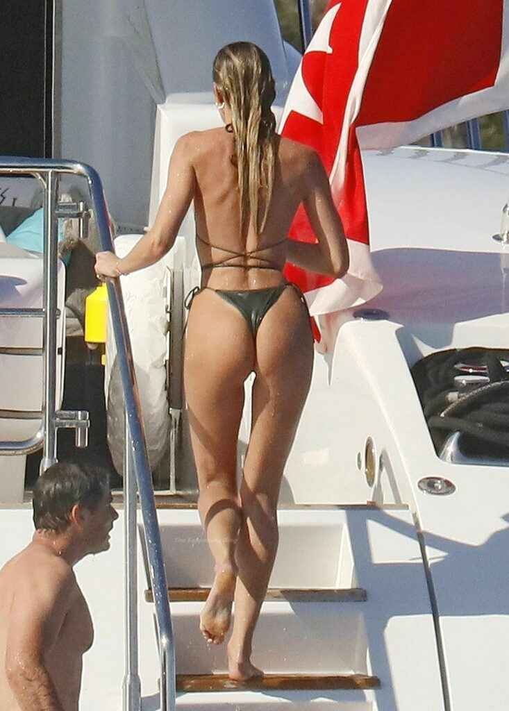 Candice Swanepoel en bikini en France
